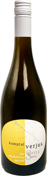 Kamptal Verjus Spritz Senza ist ein alkohlfreier und regionaler Aperitif. Die Basis ist Verjus von Kamptaler Gelben Muskateller Trauben, der OHNE / SENZA Dosage mit Quellwasser und Kohlensäure verfeinert wurde. Pur und gekühlt genossen besticht er nach grünen Hollunderblütenstengeln. Kamptal Verjus Spritz Senza erfrischt puristisch durch intensiven und adstringierenden Geschmack nach Gelben Muskatellertrauben - ganz ohne Alkohol. ABER BITTE MIT OHNE...;-)