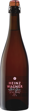 Heinz Wagner alkoholfrei
mit "ohne" An die Freude

Hausgemachte Mazerate und Auszüge bilden das Rückgrat für Frische und Fruchtigkeit, die dem HEINZ WAGNER alkoholfrei seine Leichtigkeit und Freude verleihen.

Wie bei allen unseren Sekten achten wir immer darauf, dass das Verhältnis von Süße zu Säure spannend im Mund bleibt.

Mit gerade mal 3,6g Zucker / 100ml gehört unsere Interpretation zu den niedrigsten in der gesamten Kategorie.
Die Wahl eines lebendigen Rosétons für die Farbe verleiht unserem alkoholfrei nicht nur ein ansprechendes Äußeres, sondern vermittelte auch eine Atmosphäre von Freude und Feierlichkeit.

In der Nase eine beerige Frische, Aromen von Granatapfel, Zitrus und Stachelbeere, Holunderblüte und einem Hauch Vanille.

Am Gaumen ein mitreißendes Spiel aus Frucht und Säure, animierend im Zug, Aromen von Kirsch, Weinbergs Pfirsich, Johannisbeere und grünem Apfel.

Echte Trinkfreude.

Perfekt für lange Abende, frühe Morgende, schöne Mittage, am Wochenende und auch von Montags bis Freitag.

auc