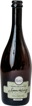 Sparkling Grüner Tee&Yasmin ist ein Alkoholfreier Sparkling Tea mit Hollunderblüte, Zitronenzeste, Hopfen und Verjus als Säurgeber. Die Carbonisierung erfolgt über mehrere Tage hinweg bei geringen Druck und niedriger Temperatur. Dadurch ergibt sich eine feine Kohlensäurestruktur. Allarbeitsprozesse werden von Hand durchgeführt. Es werden keine Farb, Aroma oder Konservierungstoffe verwendet.