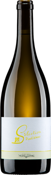 Ein feiner und sehr eleganter Weißwein aus dem Duttweiler Kalkberg, der besonders schonend verarbeitet wurde. Seine helle Färbung deutet auf einen zurückhaltenden Charakter hin, der in der Nase durch fruchtige Aromen von Aprikosen, Ananas und Zitronen besticht. Eine dezente mineralische Note bringt Schwung in den Wein. Sehr zugänglich am Gaumen, mit vollem Körper und einer ausgewogenen Säure, ist dieser Weißburgunder ein vollmundiger Genuss und Understatement zugleich.