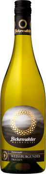 Im Duft grüner Apfel und Zitrus. Fruchtig und spritzig. Macht Lust auf mehr.
Zu Fisch, Pasta, Pizza, Spargel, Salate der Saison, leichtem Gemüse, Geflügel und zu hellem Fleisch.