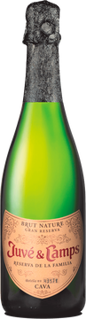 Eine jahrhundertelange Geschichte mit einer starken Bindung an das Land, den Penedès. Vier Generationen einer Familie, die sich mit Leib und Seele dem Weinbau verschrieben hat, um erstklassigen Cava zu erzeugen.

Harmonie von Land, Licht und Wasser. Mediterrane Luft an den Rebstöcken. Respekt vor der Natur. Ökologisches Gleichgewicht, Artenvielfalt und sorgfältige Weinbereitung. Die 271 Hektar sorgfältig bewirtschafteter Weinberge von Juvé & Camps befinden sich in den für die jeweilige Rebsorte am besten geeigneten Gebieten, um die beste Qualität von Cava und Wein zu erzielen. Reiner Ausdruck des Terroirs.

Auge : Typisch blassgoldene Farbe

Nase : Reichhaltiges, elegantes Bouquet, das mit reifen weißen Früchten beginnt und sich zu den Noten der Reifung hin entwickelt: Backwaren, geröstetes Brot, Gewürze...

Geschmack : Er ist sehr verführerisch, mit einer frischen, angenehmen Textur und einem langen Abgang, der wieder an weiße Früchte erinnert.

Kombination von Wein und Speisen: Der Reserva de la Familia pas