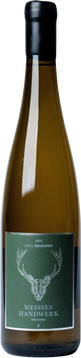 Diese beeindruckende Cuvée aus den Rebsorten Grüner Veltliner und Roter Veltliner stammt aus dem hervorragenden Jahrgang 2023 und begeistert mit Charakter und Finesse. Der kräftige Weißwein wurde teilweise im großen Holzfass ausgebaut, was ihm zusätzliche Tiefe und Eleganz verleiht.

Bereits in der Nase offenbart sich ein reifes Aroma nach exotischen Früchten wie Mango, Ananas und einem Hauch von Litschi, das sofort Lust auf den ersten Schluck macht. Am Gaumen zeigt sich der Wein komplex und vielschichtig, mit einer perfekt eingebundenen Säure, die seine Struktur und Frische unterstreicht. Der Abgang ist langanhaltend und prägnant, ein Zeichen seiner Qualität und des sorgsamen Ausbaus.

Dank seines Gehalts und seiner Vielseitigkeit ist dieser Wein ein idealer Begleiter zu hellem Fleisch, wie Kalb oder Geflügel, sowie zu raffinierten Fischgerichten. Ob zu einem edlen Dinner oder einfach für den puren Genuss – diese Cuvée lässt keine Wünsche offen.