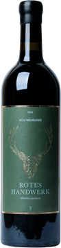 Diese Cuvée aus Merlot, Blaufränkisch und Zweigelt des Jahrgangs 2020 überzeugt mit Eleganz und Fülle. Im Glas zeigt der Wein ein strahlendes Granatrot mit sichtbaren Schlieren, die einen hohen Extrakt und intensive Struktur ankündigen.

In der Nase entfalten sich reife Aromen von Zwetschke und Brombeere, die von einer dezenten Würze begleitet werden. Am Gaumen präsentiert sich der Wein kraftvoll und vielschichtig, mit einer ausgeprägten, harmonischen Tanninstruktur, die seine Tiefe unterstreicht. Der lange und elegante Abgang rundet das Genusserlebnis perfekt ab.

Dieser Wein ist der ideale Speisenbegleiter für herzhafte Wildgerichte, saftige Steaks und andere kräftige Fleischspeisen.