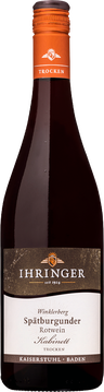 Granatrot im Glas. Der Duft erinnert an dunkle Beeren, Tabak & Pflaume. Weich am Gaumen.