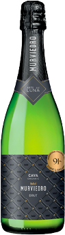 Servier-Empfehlungen
Serviertemperatur : 4 - 6°C
Gastronomie : Aperitif, Vorspeisen, nicht zu süsse Desserts
Reifungspotential : 2 - 3 Jahre

Degustationsnotizen
Farbe : Helles Gelb mit goldenen Reflexen, feiner und dichter Schaum
Bouquet : Aromen von Zitrusfrüchten und weissen Früchten (Äpfel und Birnen), Trockenfrüchten (Haselnüsse und Walnüsse), mit Noten von gebackenem Kuchen.
Gaumen : Lebendig, frisch und elegant, mit einem subtilen Hauch von Zitrusfrüchten, blumige Aromen (Orangenblüte), cremig mit lang anhaltendem Abgang.
Spezielles : Schaumwein. Ausbau gemäss der traditionellen Cava-Methode. Mit Zertifikation BIO und VEGAN.