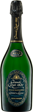 REBSORTEN Chardonnay, Chenin Blanc, Mauzac
HERKUNFT Frankreich
ANBAUREGION Languedoc-Roussillon
QUALITÄTSSTUFE Appellation d’Origine Protégée (AOP)
FLASCHENGRÖßE 0,750 l
ALKOHOLGEHALT 12,5 % Vol.
RESTSÜßE 7,6 g/l
SÄUREGEHALT 6,5 g/l
TRINKTEMPERATUR 8-10
EAN 3062670049205
AUSBAU 70 % Chardonnay, 20 % Chenin Blanc, 10 % Mauzac
BODEN
Gemäßigtes Mittelmeerklima, beeinflusst durch Pyrenäen und Atlantik. Je nach Terroir
unterschiedliche Temperaturen, Niederschläge und unterschiedliche Reifephasen.
BESCHREIBUNG
Die Weinberge um Limoux für die Produktion der Crémants wurden älter und es stellte sich
heraus, dass in bestimmten Parzellen besonders gute Traubenqualitäten reifen. Für die Winzer
von SIEUR D’ARQUES Grund genug zur Erzeugung des Crémant 1531 Réserve, der aus mehrheitlich
Chardonnay, etwas Chenin Blanc und Mauzac dieser älteren Lagen assembliert wird. Niedrige
Erträge, eine Reifung auf der Hefe von 18 Monaten und eine mehrmonatige Flaschenlagerung
fördern so delikate Aromen wie Birne, Pfirsich, Toast und But