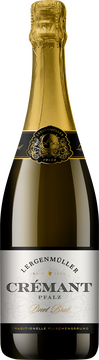 Hergestellt nach der "Méthode traditionelle", ist dieser Crémant unsere Antwort auf Champagner. 
In der Nase reifer Apfel, duftige Quitte und saftige Mirabelle, begleitet von einer zarten Brioche-Note, die von einer langen Reifung auf der Hefe erzählt. Der zarte Schmelz umschmeichelt die Zunge und sorgt für einen schönen Nachhall.