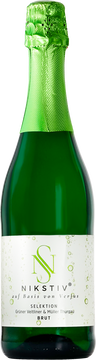NikStiV - das exklusive Party- und Erfrischungsgetränk.
Auf Basis von Verjus, gewonnen aus selektierten Trauben der Sorten Grüner Veltliner und Müller Thurgau, wird der NikStiv verfeinert mit Kohlensäure kaltsteril abgefüllt. Der genuin alkoholfreie sowie auch histamin- und schwefeldioxidfrei NikStiv besticht mit seinem feinen Fruchtaroma und seiner spritzigen Säure.
Es eignet sich perfekt als Aperitif und als alkoholfreie Alternative für Sekt/Schaumweine. Serviertemperatur 6-8°C.