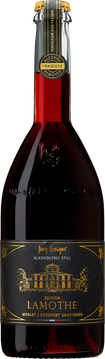 Seit über 20 Jahren steht die Manufaktur Jörg Geiger für alkoholfreien Genuss auf höchstem Niveau. In dieser vollmundigen Cuvée haben wir Cabernet Sauvignon- und Merlot-Weinen aus dem Bordeaux schonend den Alkohol entzogen und sie mit ausgewählten Fruchtsäften, Kräutern, Blüten und Gewürzen verfeinert. Unfiltriert abgefüllt, entfaltet diese Cuvée ihr volles Potenzial. Das Ergebnis: ein komplexer alkoholfreier Speisebegleiter, handwerklich vollendet – ideal zu feinen Gerichten.
 
Duft: Rauchige Nuancen mit Aromen von reifen Schwarzkirschen, Pflaumen und Brombeeren
 
Geschmack: Vollmundig, trocken, mit würzigen Noten und weichen Tanninen
 
Empfehlung: Zu gegrilltem Lamm, kräftigem Braten, gereiftem Hartkäse und Pilzgerichten
 
Trinktemperatur: 14-16°C
 
Zutaten: Entalkoholisierter Wein 90% (Merlot 80%*,Cabernet Sauvignon 15%*, Konservierungsstoff: SULFITE), Zwetschgensaft, Kirschsaft, Johannisbeersaft, Brombeersaft, Kräuter, Blüten, Gewürze, pflanzliches Glycerin. *Wein aus Frankreich | Säure 5,7g/1l | Restalko