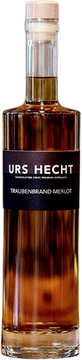 Naturbelassen, im Holzfass gereift. Über 5 Jahre im Naturkeller der Familie Urs Hecht. Diese Barrique Brände werden nur in den besten Früchtejahren hergestellt. Auserwählte Früchte spezieller Terrain werden von Hand gelesen und nach dem Brennen für mehr als fünf Jahre in 225 Liter Barriquefässern gelagert. Diese naturbelassenen Brände sind ein Genuss für Nase und Gaumen. Ein Produkt für Kenner und Geniesser.