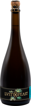 JUNIPER ist ein selbstbewusster Klassiker in neuer Form. Wacholderbeeren sorgen für einen erfrischenden und ausgeprägten Kiefernnadelgeschmack, der durch Zitrusnoten und pfeffrige Gewürze perfekt ergänzt wird. Verfeinert durch eine dezente Bitternote findet das Geschmackserlebnis seinen Abschluss. JUNIPER ist die perfekte Wahl für alle, die ein Getränk mit einzigartigem und zugleich zeitlosem Charakter suchen.