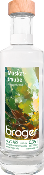 Die Familie der Muskattrauben ist sehr weitläufig und umfasst annähernd 200 Varianten. ¾ der in Österreich angebauten Muskattrauben wachsen im Burgenland. Die Sorte liebt windgeschützte, warme Lagen. Die Bandbreite der Muskattrauben-Weine reicht von trockenen, eleganten Weinen bis zu den hocharomatischen Trockenbeerenauslesen. Auch der fruchtig-erfrischende Moscato-Prosecco- bzw. -Frizzante erfreut sich großer Beliebtheit. Die Trauben für diesen Brand stammen aus Apetlon im Burgenland.
In der Nase besticht dieser Edelbrand durch das zart muskierende Parfüm. Duftige Anklänge von zarten Blüten umrahmen die Muskatnote geschmeidig.
Die kernige Würze verleiht dem Brand ein wunderbares Rückgrat und einen charaktervollen Körper mit vollmundigem langem Abgang.