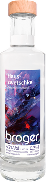 Der Anbau und die Kultivierung von Zwetschken haben in Mitteleuropa eine sehr lange Tradition, mittlerweile gibt es über 100 verschiedene Sorten. Eine der ursprünglichsten Sorten ist sicherlich die Hauszwetschke. Diese ist zwar sehr robust, hat im Anbau aber ihre Nachteile wie der späte Reifezeitpunkt und die geringe Fruchtgröße – vor allem lassen sich die Früchte auch wenn sie auf dem Baum bereits eintrocknen immer noch nicht gut schütteln.
Das Destillat besticht durch seine Duftfülle von süßen vollreifen Früchten. Begleitet wird dieser Duft von einer filigranen Zimtnote. die man nur bei Baum-gereifter Früchten findet. 
Die Aromatik am Gaumen erinnert an Kaiserschmarren mit Zwetschkenröster – süß und würzig mit breiter Frucht, weich und lang anhaltend.