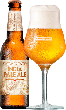 Das India Pale Ale (IPA) ist eine kaltgehopfte, obergärige Bierspezialität mit einem ausgeprägten Hopfenaroma. Tropische Fruchtnoten von Zitrus, Papaya, Grapefruit und Mango entfalten sich in der Nase. Vollmundig im Geschmack überzeugt das IPA am Gaumen mit einer leichten Süsse, welche dann im Abgang von einer ausgeprägten Bittere abgelöst wird. Die Entwicklung und Entstehung des IPA geht auf kolonialgeschichtlichen Zusammenhänge zwischen Grossbritannien und Indien zurück: Die extra starke Hopfung und der höhere Alkoholgehalt machten das Bier für den monatelangen Schiffstransport haltbar.
