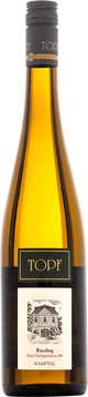 Die Ernte der Rieslingtrauben erfolgt Ende Oktober, durch mehrere Lesedurchgänge wird das Lesematerial streng selektiert. Nur physiologisch reife und gesunde Trauben werden weiterverarbeitet. Nach einer schonenden Ganztraubenpressung und einer Spontangärung in Stahltanks liegt der Riesling Heiligenstein bis zur Füllung 10 Monate auf der Feinhefe.