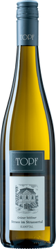 Der spritzige Strassertaler begeistert mit seinem attrakti-ven Pfefferl am Gaumen und ist zugleich der Typischste seiner Klasse.
Der Wein Grüner Veltliner Strassertal spiegelt einen Quer-schnitt der großen Rieden aus Strass wider. Hier werden Urgestein, Schiefer und Schotter gemeinsam vinifiziert. Er zeigt sich als würdiger Vertreter des Strassertals.