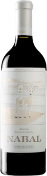 Ein Wein aus der wohl hochkarätigsten Region Spaniens. Hier liegen die über 100 Jahre alten Weinberge des jungen Weinguts entlang des Flusses Duero auf grosser Höhe über dem Meer, was den Weinen viel Frische verleiht. Der reine Tempranillo ist unfassbar präzise, genussvoll und bringt frischen Wind in ihr Glas.Mit diesem Tempranillo steht ein idealer Begleiter von Hartkäse und würzigem Fleisch vom Grill auf dem Tisch. Seine Aromen erinnern an rote Früchte und Kakao und überzeugen mit elegant integrierten Holznoten.