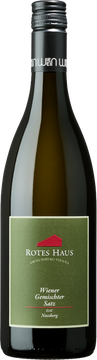 Chardonnay, Weißburgunder, Grauburgunder, Neuburger und etwas Traminer finden sich in diesem Wiener Gemischten Satz. Elegante Bananenfrucht und Biskuitnoten in der Nase. Gelbe Saftbirne und Honigmelone am Gaumen, würzig, mit feiner Vanille unterlegt. Cremiger Abgang. Ideal zur gereiftem Käse und Antipasti.