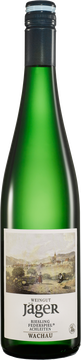 Dieser Riesling ist verspielt, charmant und vielschichtig und erfreut mit prägnanten Fruchtaromen – mit einem Bukett von Marille und Anklängen von Zitrone. Der Verwitterungsboden, geprägt vom Amphibolith, bringt einen cremigen Riesling mit einer leichten Feuersteinnote hervor. Ein wahrer Genuss!
