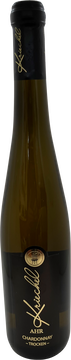 Fast neu im Ausbau ist dieser exklusive Chardonnay ein voller Erfolg!
Der Wein ist im Glas klar und blass strohgelb. Im Duft finden sich Aromen von knackigen Äpfeln und frischer weißer Melone. Die Lagerung im französíschen Barrique verleiht dem Wein neben dem Röstaroma eine leichte Vanille-Note. Hervorragend passt der Ahrweiler Chardonnay zu einer mediterranen Schinken/Käseplatte ebenso gut wie zu gut gewürztem Hühnchen.