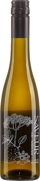 Yuzu ist eine Zitrusfrucht aus Japan, die geschmacklich zwischen Zitrone und Mandarine liegt. In Kombination mit Holunderblüten ergibt sich ein Getränk, das sich als Alternative zu Sauvignon Blanc anbietet. Nicht gleich im Geschmack, aber in der Erscheinung: spritzig und frisch.