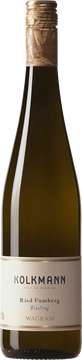 Die Trauben für diesen Wein stammen aus unseren Weingärten der Ried Fumberg - die sonnigste Lage von Gösing am Wagram. Das gesunde und selektierte Traubenmaterial wird nach der Ernte gepresst und geklärt. Der blanker Trauben-Saft kommt zur Gärung in einen temperaturgesteuerten Gärbehälter, wo durch dem Zusatz von Hefe die Gärung eingeleitet wird. Der Riesling Ried Fumberg wird im Stahltank kontrolliert vergoren. Dieser Vorgang sorgt dafür, dass die frische und animierende Frucht und das angenehme und feine Geschmacksbild im Wein schmeckbar bleibt.