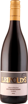 Herkunft
Die Trauben für diesen Wein stammen aus einem etwa 25 Jahre alten Weinberg mit deutscher Genetik, der stärker nach Westen geneigt ist. Dadurch und durch seine extremere Hanglage (15-35%) reifen die Trauben deutlich schneller und früher wie in den anderen Spätburgunder-Weinbergen. Deshalb haben wir diesen Weinberg auf den Zapfenschnitt umgestellt. Daraus resultieren geringere Erträge und eine spätere Reife. Das bringt uns qualitativ, aber auch arbeitswirtschaftlich große Vorteile.

Vinifikation
Frühe, selektive Lese per Hand nach geschmacklichem Empfinden von Beerensüße und Säure. Im Weingut werden die Trauben entrappt. Die Gärung findet ausschließlich mit kellereigenen Hefen statt. Nach etwa 1 bis 2 Wochen warmer Gärung mit wenig bis kein Unterstoßen (pigeage) wird die Rotweinmaische sanft ausgepresst und direkt in die französischen Fässer gelegt. Es gebrauchte Holzfässer aus dem Burgund für den Ausbau eingesetzt. Dort durchläuft der Wein den biologischen Säureabbau ohne jegliche Zusätze und reift et