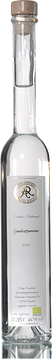 Unsere Traubenbrände sind naturbelassen, also ohne Schönung und ohne Fasslagerung!
Gereift in Edelstahlfässern, unter Ausschluß von Licht und Luft, dadurch werden sie so dicht und gehaltvoll.

Der Name stammt von Tramin in Südtirol, wo Weine seit dem 11. Jhd. unter diesem Namen dokumentiert sind. In Deutschland ist der Anbau der Rebsorte um das Jahr 1500 im
Mischsatz (z. B. mit Riesling) festgehalten. Gewürztraminer ergibt sehr aromatische Weine, die im Duft an Rosenblüten und an Litschi erinnern. Der säurearme Gewürztraminer reift bei eher niedrigen Erträgen mittelspät, erreicht hohe Mostgewichte und zeichnet sich durch intensive Aromen aus. Rose, Litschi, Bitterorange und Marzipan sind sortencharakteristische Geschmacks- bzw. Geruchsnoten.