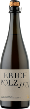Zartes Lachsrosa mit orangen Reflexen
Ausdrucksstark. Delikate Aromen von getrockneten roten Beeren und Bitterschokolade. Unglaublich lebendig am Gaumen mit einer herrlichen Säure die perfekt integriert ist. Vibrierend auf der Zunge mit feiner Rotbeerigkeit und wie in der Nase – Zartbitterschokolade. Dezente Hefenoten mit langem Abgang. Feinperlig. Fantastisch.
Speisenempfehlung: Schokoladensoufflé; Süßwasserfische wie Lachsforelle; Thunfisch-Steak „asiatisch“; mittelkräftige Ziegenkäse wie zum Beispiel Dome de Gore, Valencay