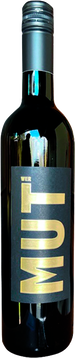 Der nach Steiermark und einem Hauch der großen weiten Welt schmeckt.
Frisch und süß an der Zunge und angenehm bitter im Abgang.
Mit selbst erzeugtem Wein und Weinbrand als Basis und vorwiegend selbst produzierten Zutaten ist unser WER-MUT ein wahrer Alleskönner.
Er lässt sich pur genießen, auf Eis, gespritzt oder gemixt in einer Vielzahl an Cocktails.

„Wer-MUT“ ist ein preisgekrönter Wermut. Genießen Sie diesen außergewöhnlichen Wermut und lassen Sie sich von seiner kraftvollen Geschmacksexplosion inspirieren.