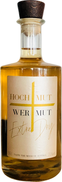 Der Hochmut Extra Dry präsentiert sich als klassischer Vermouth in seiner trockensten Form. Ein edler Tropfen, der mit einem feinen Hauch von Vanille und Wacholder die Sinne umschmeichelt und bei jeder Verkostung zu überzeugen weiß. Serviert auf Eis, entfaltet er sein vollständiges Aromaspektrum und bietet eine erfrischende Gaumenfreude. Ein Must-have für Connaisseure, Geheimagenten und leidenschaftliche Barkeeper.
