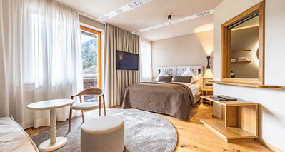 4* Hotel Neue Post Upside Down Town Hotel