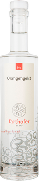 Orangengeist

Der Orangengeist besteht aus reifen, biologischen Orangen. Aufgrund der biologischen Qualität der Orangen können sie mit der Schale verarbeitet werden. Das macht das besondere Aroma des Geistes aus, denn die meisten ätherischen Öle sind in der Schale vorhanden. Die ganzen Orangen werden eingemaischt und danach destilliert. Nach einer Ruhephase von circa einem Jahr wird mit Urgesteinswasser auf 40% vol. alk. eingestellt.
Aroma

Eine besonders frische Zitrusnote mit einem hohen Anteil an ätherischen Ölen. In der Nase typische Zitrusnoten und Aromen der Orangenschale. Am Gaumen ist er noch intensiver und unverwechselbar.
Servierempfehlung

Das unvergleichliche Aroma erkennt man im Geist der Orange, wenn man ihn bei Raumtemperatur, zwischen 18 und 20°C, genießt.