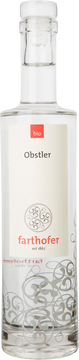 Obstler

Unser Bio Obstler zählt zu den berühmten Klassikern. Mostäpfel und Mostbirnen aus unseren eigenen Obstgärten werden gepflückt, gewaschen und dann mit der Rätzmühle zerkleinert. Die Apfel-Birnen-Maische wird langsam vergoren und nach abgeschlossener Gärung schonend destilliert.
Geschichte

Die Geschichte hinter dem Obstler beginnt sehr früh. Es wird vermutet, dass der Obstbrand vor mehrern hundert Jahren zum ersten Mal gebrannt worden ist. Es war nicht nur eine Möglichkeit das Obst haltbar zu machen, sondern auch ein wärmendes Getränk für die kalte Jahreszeit zu erzeugen. Mit der Steigerung der Qualität wurde erst vor wenigen Jahrzehnten begonnen. Mittlerweile ist der Obstbrand mehr als nur eine Verwertung von Resten, nämlich ein Edelbrand mit auserlesenen Obstsorten.
Servierempfehlung

Am besten genießt man den Obst-Edelbrand bei Raumtemperatur, zwischen 18 und 20°C.