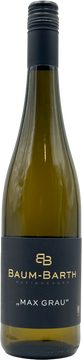 Der "Max Grau" Grauburgunder 2024 präsentiert sich mit einer strahlend hellgelben Farbe und silbernen Reflexen im Glas. In der Nase entfaltet er ein intensives Bouquet von reifen Birnen, saftigen Pfirsichen und exotischer Ananas, untermalt von einem Hauch von Vanille. Am Gaumen überzeugt der Wein durch seine filigrane Säure, die ihm eine erfrischende Lebendigkeit verleiht. Sein cremiger Abgang macht Lust auf mehr und unterstreicht die harmonische Balance dieses Grauburgunders. Besonders gut passt er zu hellem Fleisch in cremigen Saucen, Pilzgerichten oder als eleganter Begleiter zu einem gemütlichen Abend. Am besten genießt man ihn gut gekühlt bei 8 °C bis 10 °C – so entfaltet er sein volles Aroma.

Der "Max Grau" ist eine Exklusivabfüllung und bietet Weinliebhabern ein besonderes Geschmackserlebnis.