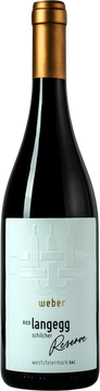 Hochreife Traube aus der kargsten Parzelle und den ältesten Reben aus der Top Riede Langegg wurden für diesen Wein gekeltert.  Über mehrere Monate in neuen Eichenfässern und Edelstahltank durfte dieser Wein bis zu seinem Maximum heran reifen und verspricht absolute Langlebigkeit!