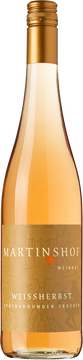 Im Glas präsentiert er sich in einem eleganten Kupfer. Aromen von frischen Erdbeeren und kandierter Orange, werden von einer dezenten Süße ergänzt. Am Gaumen ist er harmonisch gut ausbalanciert und die feine Säure bietet Erfrischung. Eine Geschmacksabenteuer mit viel Spannung und noch mehr Trinkfluss.

Gegrilltes Hühnchen oder Pute, ein frischer knackiger grüner Sommersalat mit Kräutern und dazu unser gut gekühlter Spätburgunder Weißherbst.