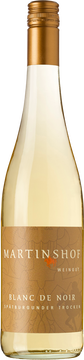 Weiß aus roten Trauben!

Mit seiner fast goldenen Farbe ist er im Glas ein echter Hingucker.

Die Nase und der Gaumen bekommen erfrischende Zitrusnoten. Ein idealer Begleiter an warmen Sommertagen.

Er kann leichte Sommersalate und Fischgerichte sehr gut begleiten.