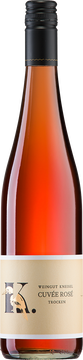 Wer Ecken und Kanten bei einem Rosé sucht, wird bei unserer trockenen Cuvée Rosé aus Grünstadt-Asselheim definitiv fündig. Nicht pink und auch nicht klebrig süß und erst recht kein Mainstream. In der Farbe ein Ton von Zwiebelschale und Lachs. In der Nase eine vordergründige Würze. Hier treffen knackige Johannisbeeren und Himbeeren auf Paprika und Brennnessel. Im Geschmack dann einen Tick Restsüße, knackige Säure, eine herbe Frische, grüne Nuancen und eine reduzierte Frucht von Cassis, Brombeeren und knackigem roten Apfel.