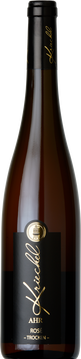 Mit seiner dunklen, rosė Farbe von hochreifen Trauben, errinert dieser Wein schon fast an einen Rotwein.
15 Monate in französischer Eiche und im Holzfass vergoren, schenken diesem Wein seinen Schmelz und seine Mineralik.
Ein aussergewöhnlicher Wein für aussergewöhnliche Momente.
