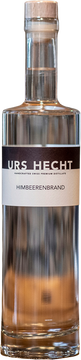 Nur gerade zwei Lieferanten sind es, welche Urs Hecht die Sommerhimbeeren liefern, die er für seinen exklusiven Brand verarbeitet. Und es sind immer dieselben Zwei, denn Urs Hecht legt Wert auf Kontinuität und Vertrauen. Die Beeren kommen von kultivierten Pflanzen und werden zur besten Reifezeit im Sommer gepflückt. Nach einer Vergärung im Fass entsteht der liebliche Himbeerenbrand, welcher jedes Sommerdessert zu einem wahren Gedicht werden lässt.