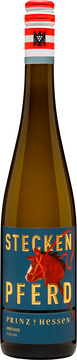 Bei unserer Spätlese verbindet sich die fruchtige Süße
perfekt mit der mineralischen Säure. Dieser Wein
bietet eine ganze Palette an reifen, gelben Früchten.
Sowohl in der Nase wie auch am Gaumen finden sich
exotische Mango und frische Zitrone. Durch die
dezente Mineralität gepaart mit der süßen Fruchtigkeit
ist das Steckenpferd wunderbar als Begleiter zu
asiatischen Speisen geeignet.