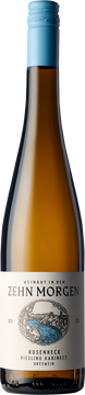 Nach der Handlese wurden die Rieslingtrauben im Ganzen gepresst und im Edelstahl spontan vergoren, um dann zunächst auf der Vollhefe und später auf der Feinhefe im Edelstahl zu reifen.

Der hellgelbe Kreuznacher Rosenheck Riesling Kabinett 2023 duftet fein und lebendig. Im Vordergrund stehen Noten von einem saftigen Granny-Smith-Apfel und von reifen Zitronen. Die kühle Frucht wird begleitet von zarten weißen Blüten, Kräutern und deutlich mineralischen Noten.

Am Gaumen ist dieser Kabinett überaus lebendig und genau austariert zwischen Fruchtsüße und einer druckvollen zitrischen Säure. Auch hier ist der Riesling hell und klar mit seinen Aromen von gelbem und grünem Kernobst, Steinobst und Zitronen. Die gleichzeitige Präsenz von Süße, Säure und Salzigkeit sorgt beim Rosenheck für einen hohen Trinkfluss, der durch die große Saftigkeit im Finale noch verstärkt wird.