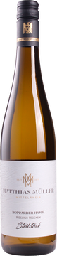 Ein eindrucksvoller Riesling mit markanter Struktur. Am Gaumen entfaltet er viel Druck und eine würzige Note, die seine Komplexität unterstreichen. Die Mineralität des Schieferbodens wird meisterhaft zur Geltung gebracht und harmoniert hervorragend mit der intensiven Fruchtaromatik des Weins. Ein balancierter Riesling, der die Charakteristik seiner Herkunft perfekt widerspiegelt.
