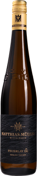 Zeigt intensive Düfte tropischer Früchte wie Mango und Grapefruit sowie Steinobstnoten von Mirabellen gepaart mit Kräuteraromen. Am Gaumen entfaltet er seine Vielschichtigkeit mit leichten Feuersteinnoten, die dem Wein eine besondere Tiefe verleihen. Ein komplexer Riesling mit einem vielschichtigen und vollmundigen Abgang.