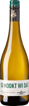 In der Nase des SO MOOKT WI DAT dominieren zunächst Aromen von Stachelbeere und reifer Grapefruit. Mit einem Hauch schwarzer Johannisbeere und feinen Noten von Pfirsich und gelber Birne wirkt der Wein frisch und saftig. 

Am Gaumen spürt man ein sehr straffes Gerüst, das von gleicher Saftigkeit geprägt ist. Pfirsich und Cassis spielen mit kräuterigen Anklängen und verleihen dem Wein ein an Sauvignon Blanc erinnerndes Aroma. Ein leichtes und angenehm frisches Prickeln macht sich breit. Die reife Säure verleiht dem Wein Stabilität und Halt. Im Nachhall kommen taktil-mineralische Noten zum Tragen, die dem Wein zusätzlich Substanz geben.

Ein Wein mit sehr viel Trinkfluss, bei dem sich Leichtigkeit und Substanz wunderbar vereinen. Kombiniert mit frischen Salaten, Nudelgerichten oder hellem Fleisch ist er ein guter Begleiter für die leichte Sommerküche.