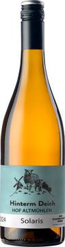 In der Nase des Hinterm Deich Solaris dominieren zunächst Aromen von Stachelbeere und reifer Grapefruit. Mit einem Hauch schwarzer Johannisbeere und feinen Noten von Pfirsich und gelber Birne wirkt der Wein frisch und saftig. 

Am Gaumen spürt man ein sehr straffes Gerüst, das von gleicher Saftigkeit geprägt ist. Pfirsich und Cassis spielen mit kräuterigen Anklängen und verleihen dem Wein ein an Sauvignon Blanc erinnerndes Aroma. Ein leichtes und angenehm frisches Prickeln macht sich breit. Die reife Säure verleiht dem Wein Stabilität und Halt. Im Nachhall kommen taktil-mineralische Noten zum Tragen, die dem Wein zusätzlich Substanz geben.

Ein Wein mit sehr viel Trinkfluss, bei dem sich Leichtigkeit und Substanz wunderbar vereinen. Kombiniert mit frischen Salaten, Nudelgerichten oder hellem Fleisch ist er ein guter Begleiter für die leichte Sommerküche.