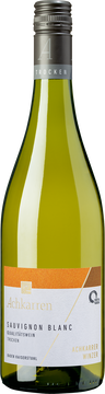 Dieser internationale, trocken ausgebaute Wein fühlt sich mit seiner feinen Würze und Frucht bei uns richtig wohl. Im Duft florale Noten von Heublumen kombiniert mit fruchtigen Komponenten
der Stachelbeere, Sternfrucht und Papaya. Am Gaumen spiegeln sich die exotischen Früchte wider mit Anklängen von Vanille.Ein elegantes Süße-Säure-Spiel; cremig und langanhaltend im Nachhall.