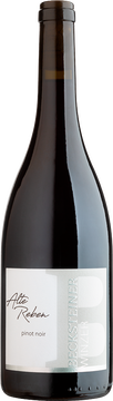 Über 40 Jahre alte, tief verwurzelte Rebstöcke bringen Komplexität und Raffinesse in die kleinbeerigen Trauben. Voraussetzung für diesen extraktreichen, ungefilterten Pinot Noir mit sortentypischem Bukett.  An die Nase strömen leicht rauchige Noten und im Geschmack zeigen sich lange, nachhallende Röstaromen.